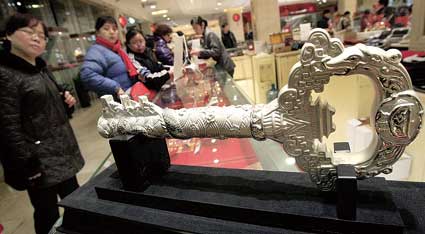 10公斤银钥匙现身京城 全国限量99把售价近20万.jpg